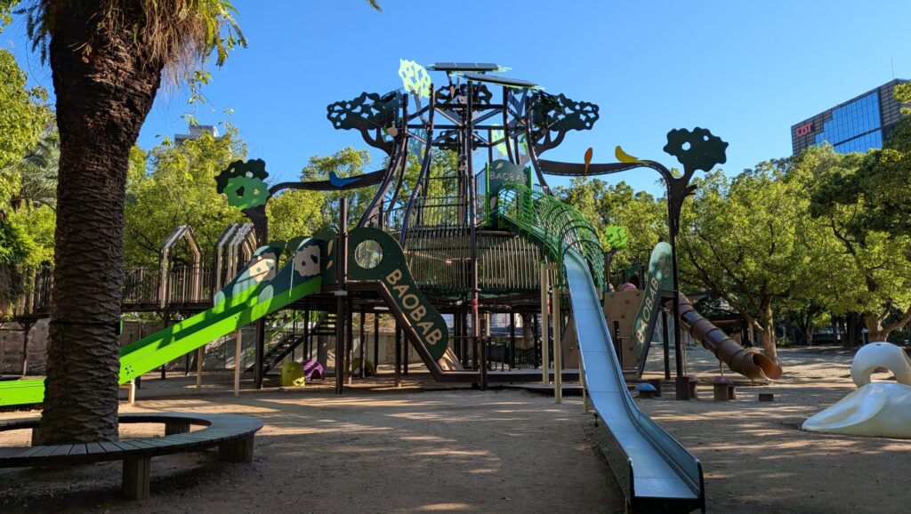 江坂公園 わんぱく広場の大型複合遊具「バオバブツリー」の全景