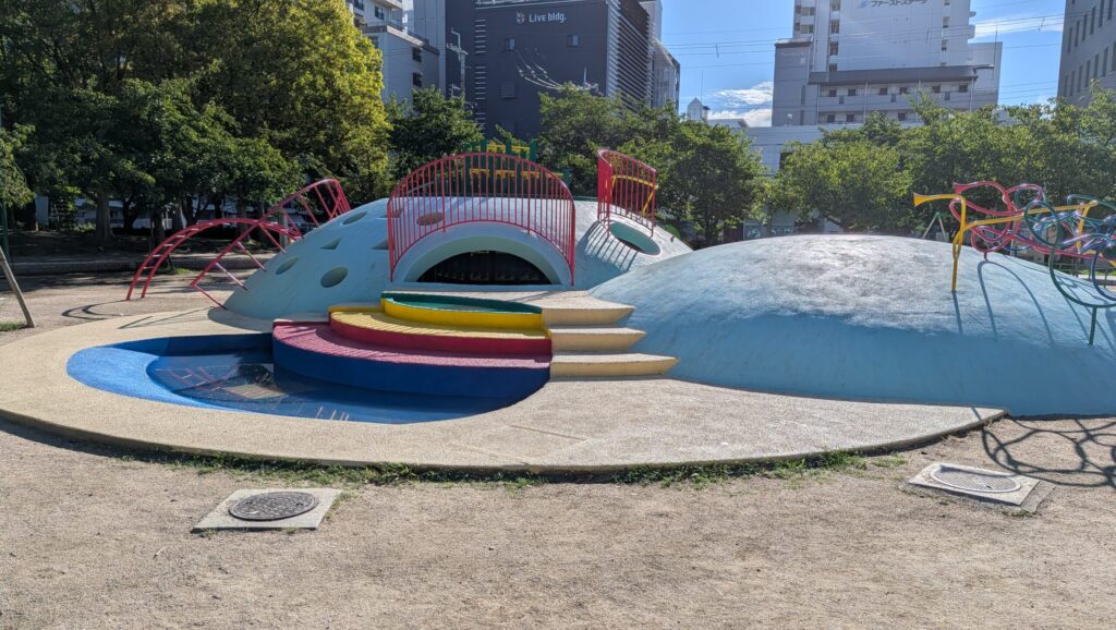 江坂公園 ちびっこ広場にある幼児向け複合遊具「築山とりで」