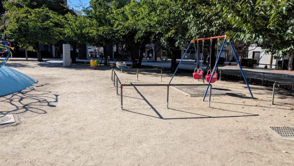 江坂公園 ちびっこ広場のブランコエリア